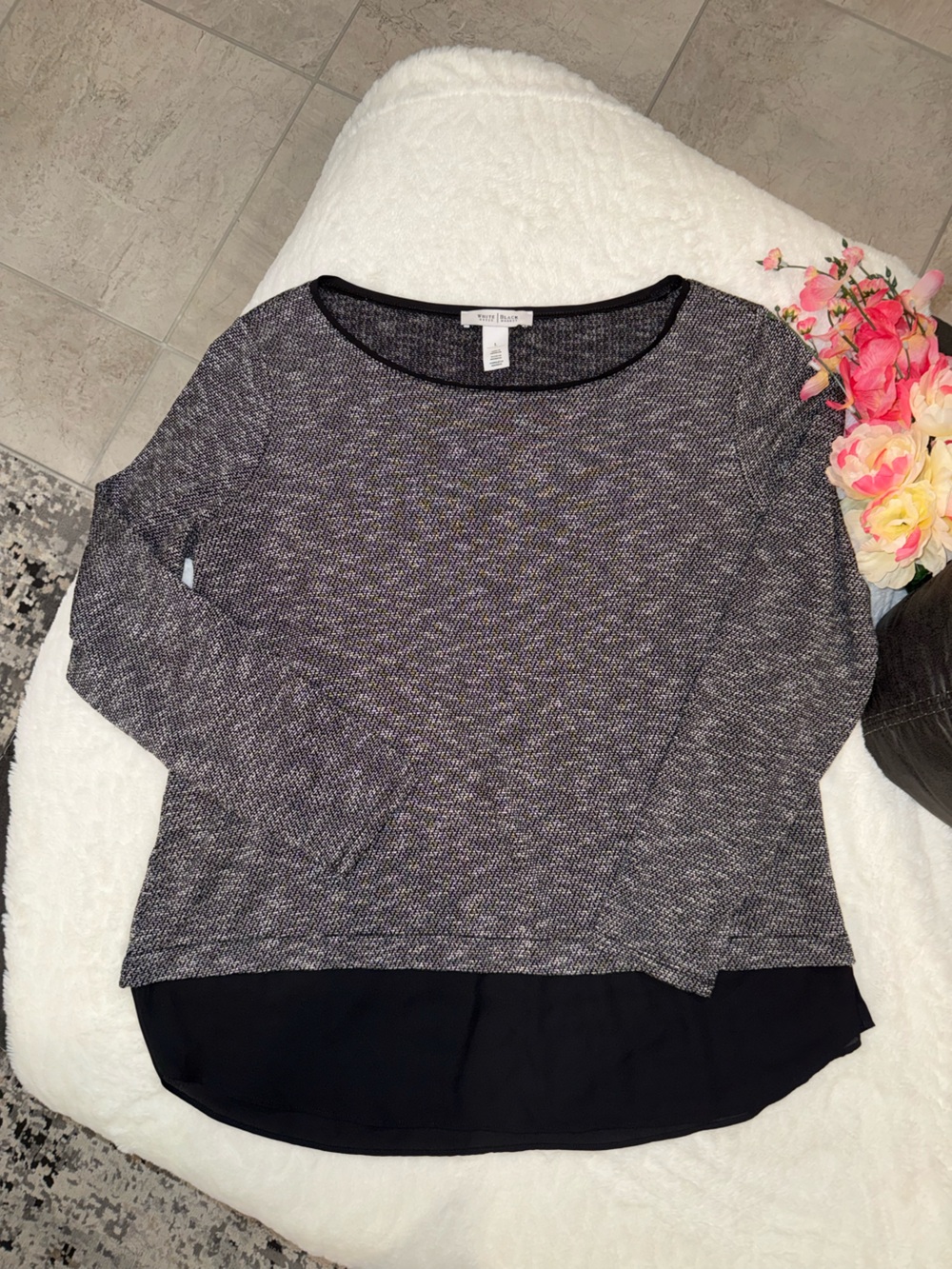 2 x 20$ White House Black Market Heather Gray Crewneck Top with Black Hem Size L